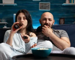 relaxed-excited-couple-watching-tv-on-couch-relaxing-late-at-night IPTV Portugal